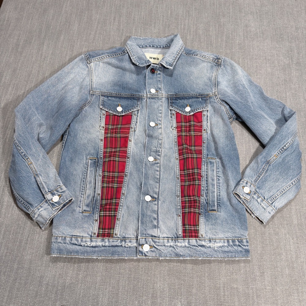 HWD Mens Light Wash Denim Trucker Jacket Red Plaid Studded Distressed‎ Medium